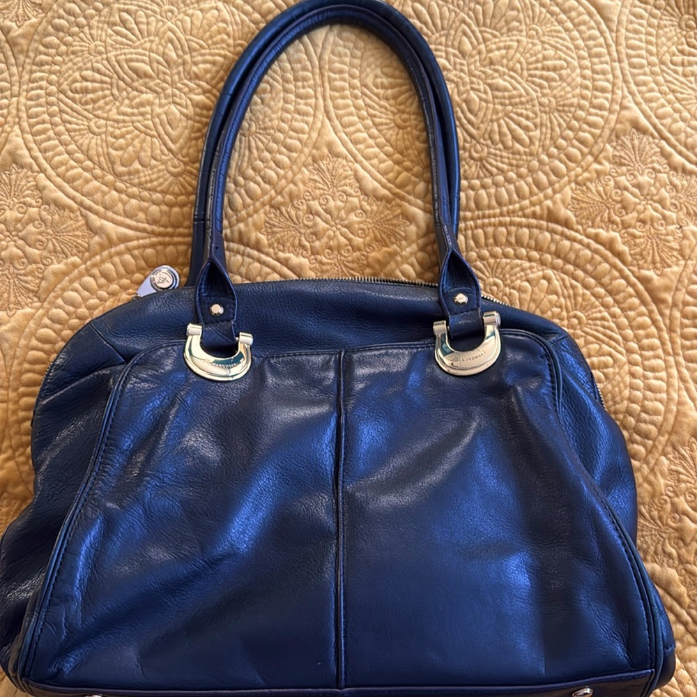 Beautiful black leather purse. Great size & shape.